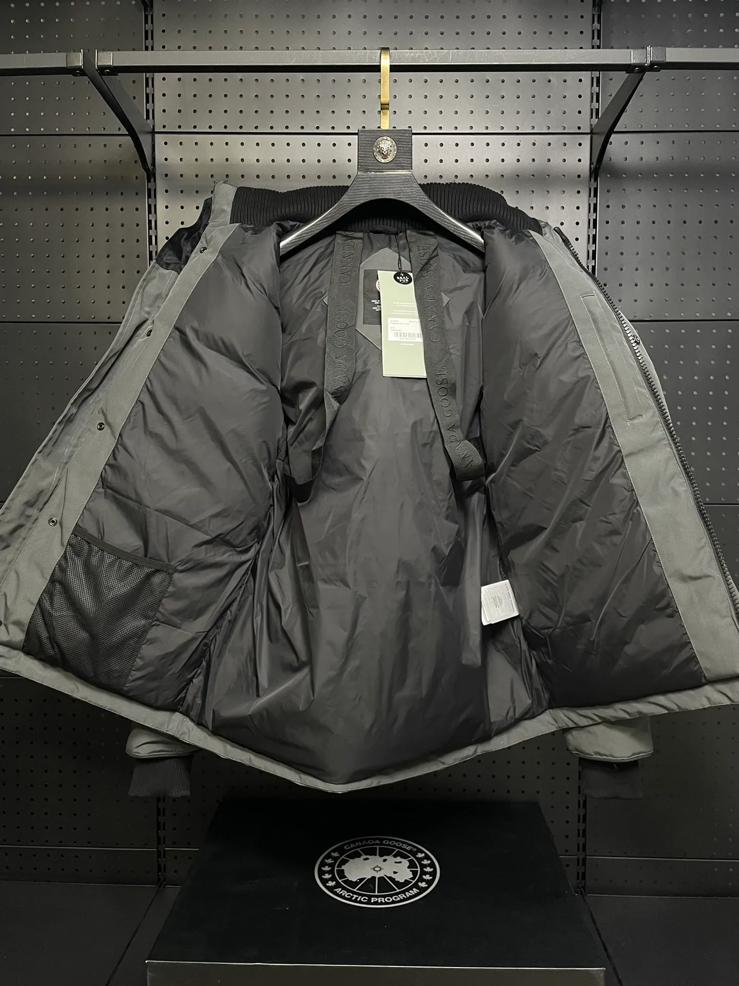 P800 forester men's new model black 24 models Canada Goose (Canada Goose) Men's model xs-xxl The highest version on the market! 🔥 Recommendation of single product for autumn and winter hard goods # Produced by OEM canada goose # The Canadian brand canada goose has always been recognized as the warmest down jacket, and its existence can often be seen in the winter street photos of various celebrities. I make Canada Goose every year, but I still can’t get rid of my love for it. No matter how cold the weather is, there’s no need to be afraid! Because this year, as always, we will provide you with ruthless goods and prepare large quantities of goods. I believe that the market has become a bit chaotic, but we are not afraid. Only good things are competitive, not comparing prices! No one is stupid enough to quote a high price and send old customers away! Look at price in the short term and quality in the long term! If you care about quality, please respect its price! If what you want is cheap, please don't expect good quality! You get what you pay for, this is the rule of the market! We really value quality. It is only worn by the one who understands you! Filling content: 90 international standard duck down! I won’t say much more, everyone sells their own goods! Regarding the down content, you can feel it with your hands. There is nothing wrong with good down. Another customer said that the clothes are very light, but the ones on the market are very heavy. For us insiders, adding some filament to the clothes will make them look bulging and heavy. But we won't do that! 🔥Pure original fidelity! 🔥Everyone who has been cooperating with us in the past few years knows that the large-scale wholesale market products are incomparable to us. You are welcome to visit the brick cabinet and then come to my home to buy! It is the legendary warmest down jacket. A goose and a single layer of clothing can withstand minus 20 degrees Celsius! Known as a must-have for Arctic outdoor sports! The most popular down jacket in the world, celebrities are rushing to buy it, it is a must-have!